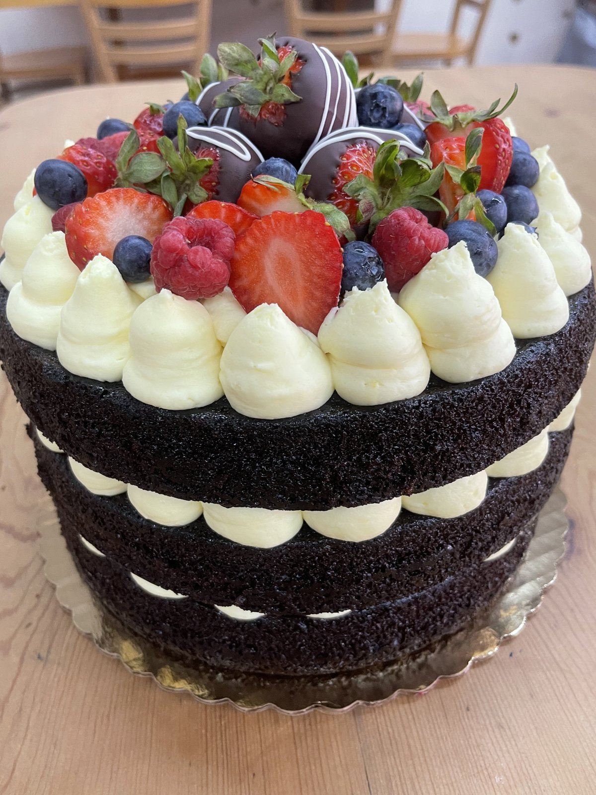 Chocolate cake with berries